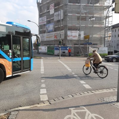 Radfahrer überquert Strasse